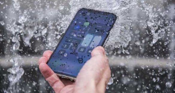 smartphone caduto in acqua