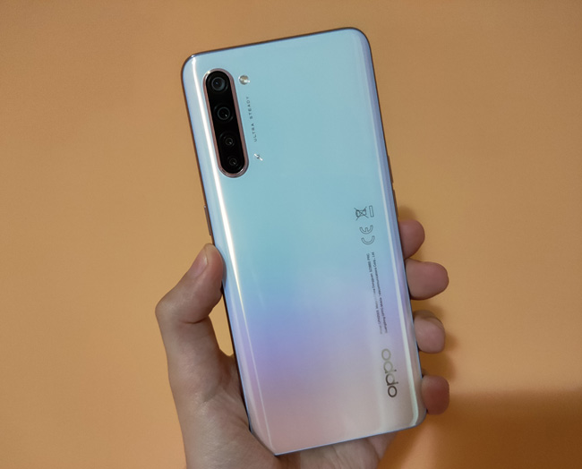 oppo find x2 lite in mano